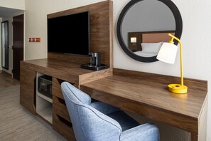 Habitación, 1 cama de matrimonio grande (Mobility & Hearing, Roll-in Shower) | Escritorio, cortinas opacas, tabla de planchar con plancha