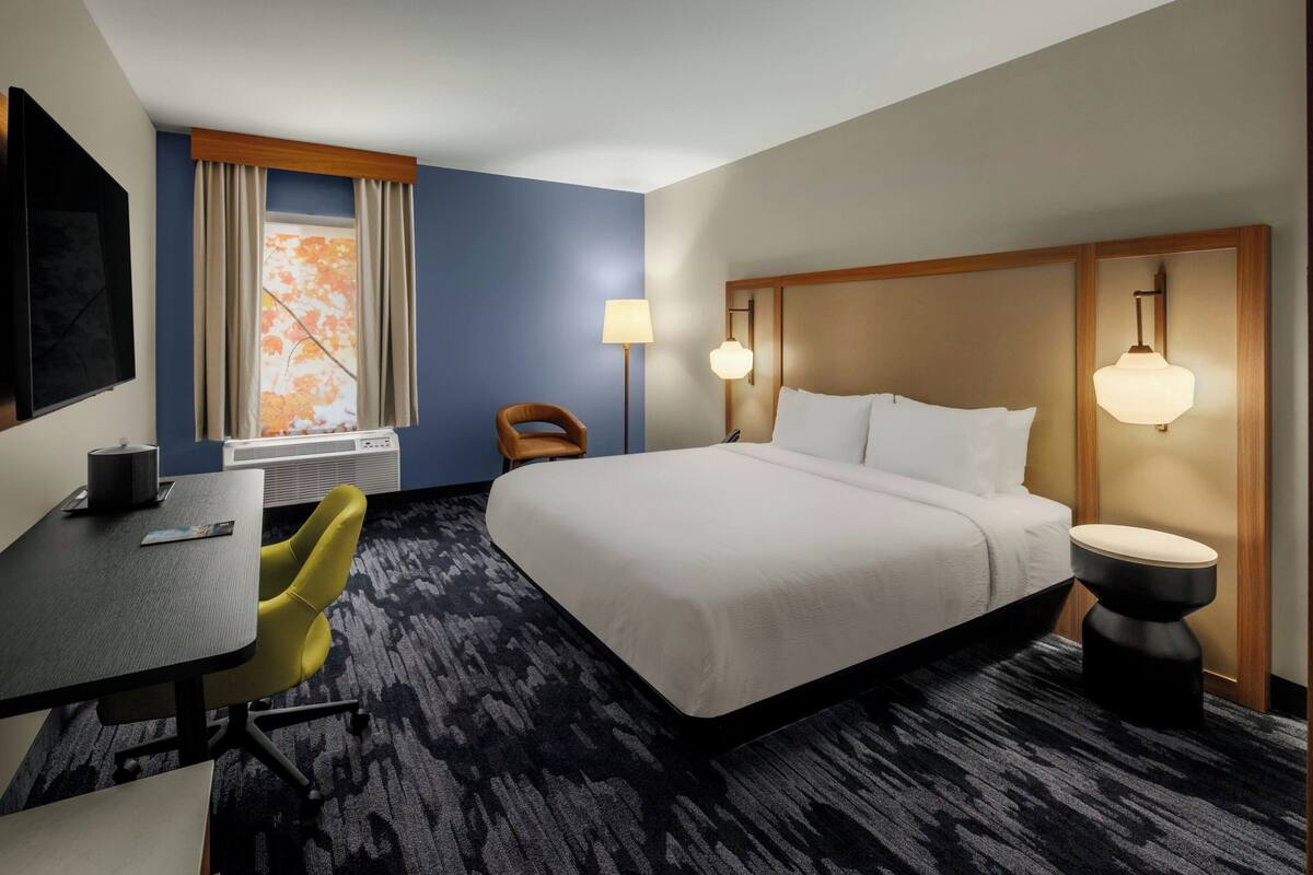 Room, 1 King Bed | In-room safe, desk, iron/ironing board, WiFi (free)