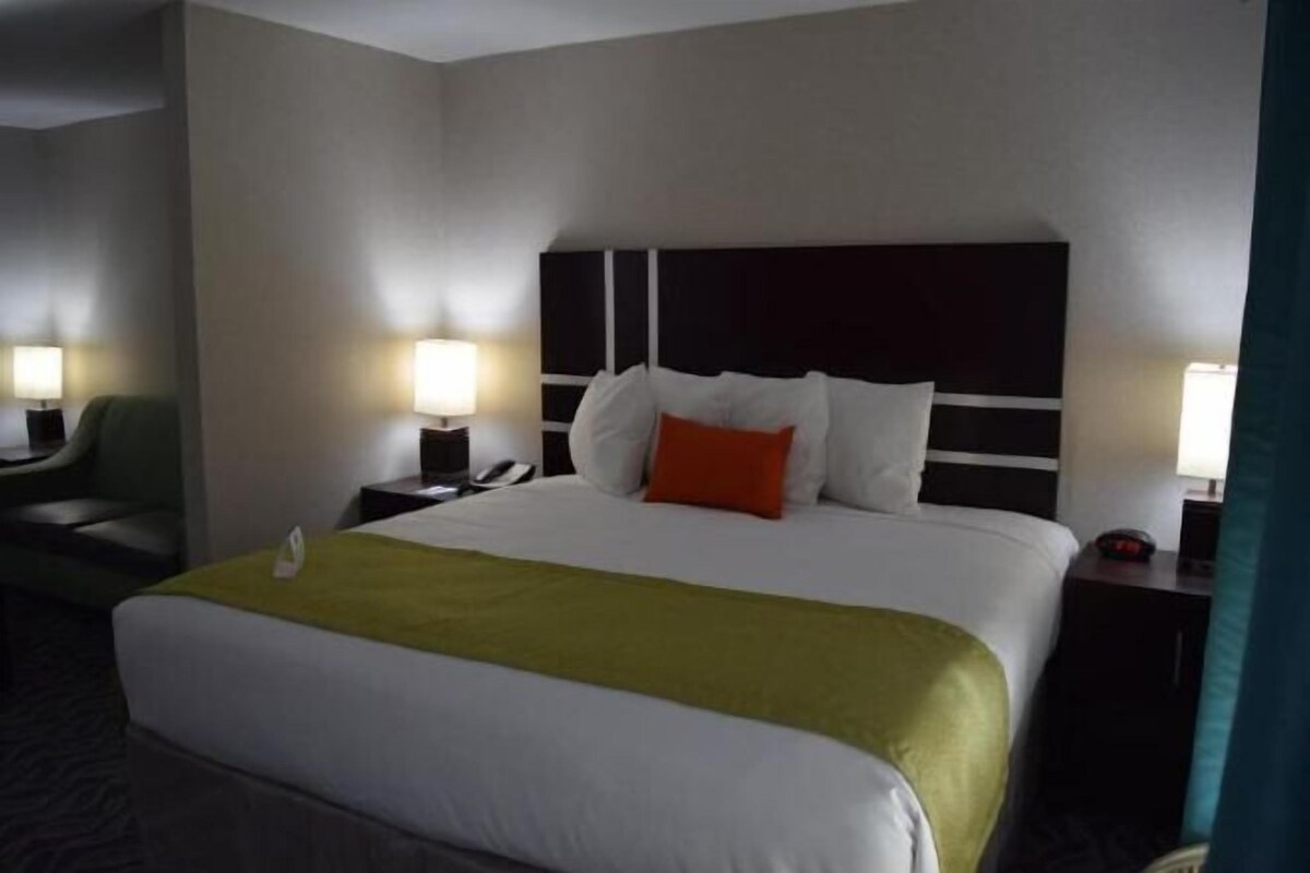 Desk, iron/ironing board, cribs (surcharge), rollaway beds (surcharge)