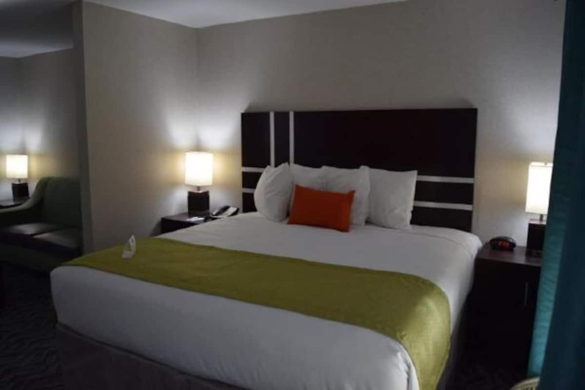 Desk, iron/ironing board, cribs (surcharge), rollaway beds (surcharge)