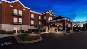 A brick building with a sign reading "Comfort Suites." - Comfort Suites Sumter near Shaw AFB (Sumter)