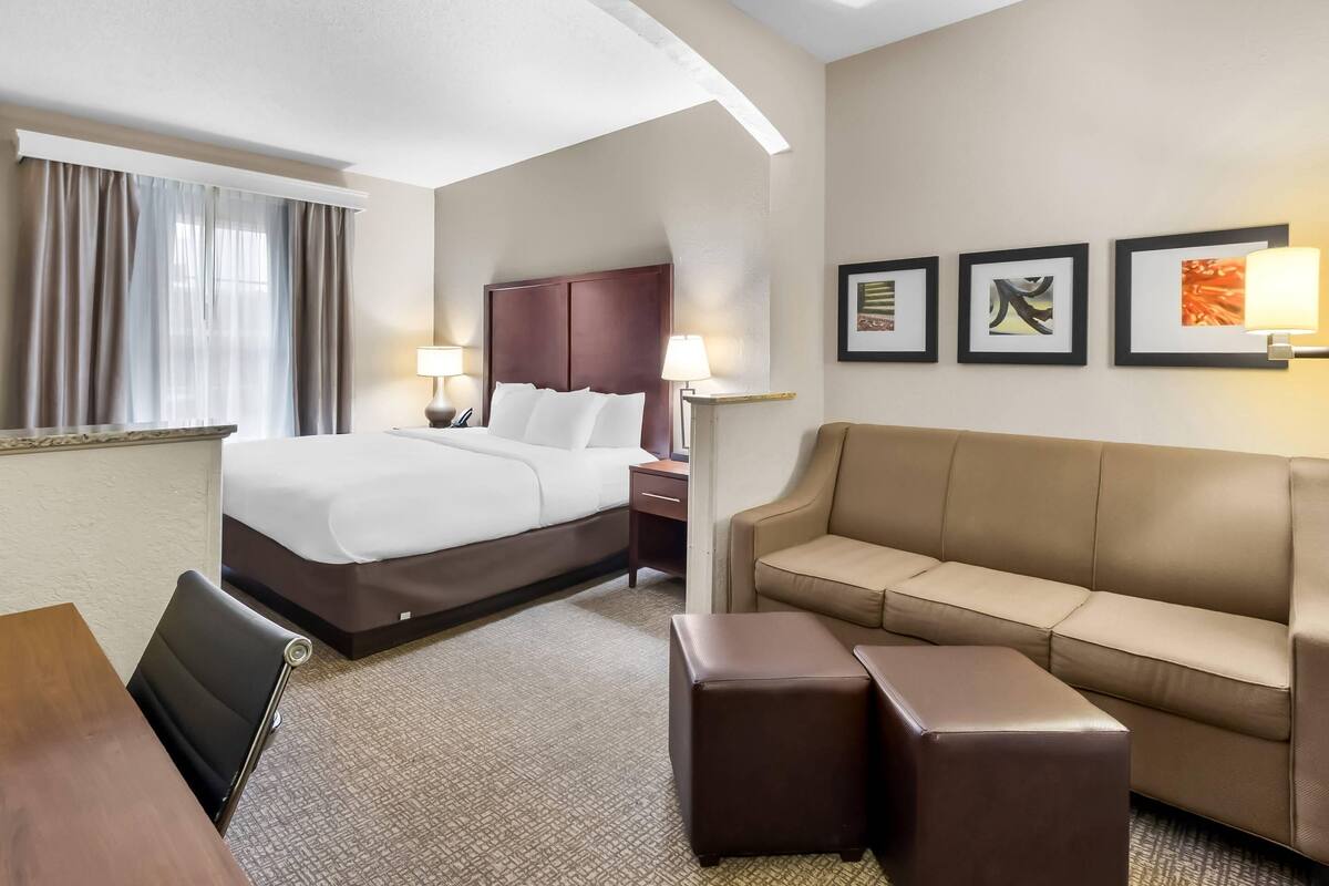 Peti besi dalam bilik, meja, ruang kerja komputer riba