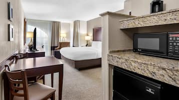 Cassaforte in camera, una scrivania, postazione laptop