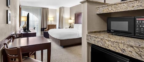 Een kluis op de kamer, een bureau, een laptopwerkplek