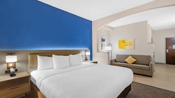 Suite, 1 cama de matrimonio grande con sofá cama, accesible para personas con discapacidad | Caja fuerte, escritorio, espacio para trabajar con un portátil