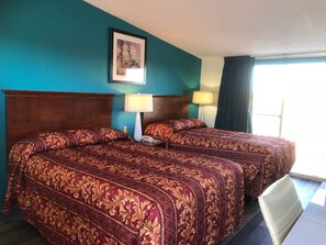 Standaard kamer, 2 tweepersoonsbedden, niet-roken | Badkamer | Een bad/douchecombinatie, gratis toiletartikelen, handdoeken
