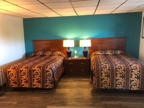 Standaard kamer, 2 tweepersoonsbedden, roken | Een bureau, een strijkplank/strijkijzer, gratis wifi, beddengoed