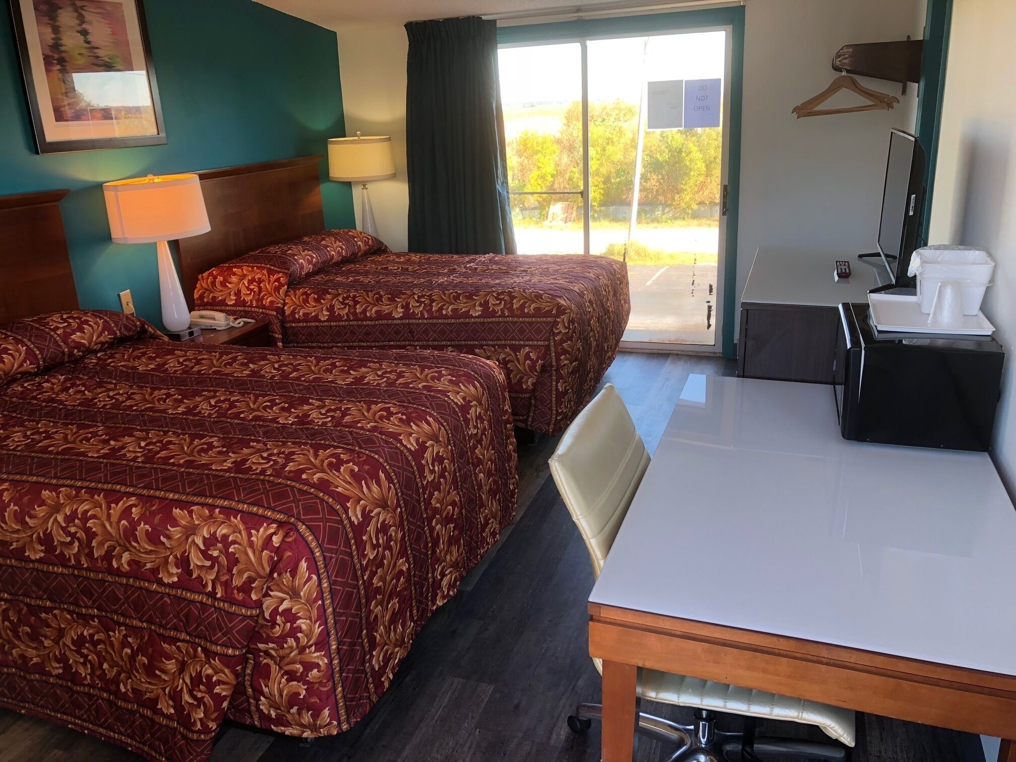 Escritorio, tabla de planchar con plancha, wifi gratis y ropa de cama 