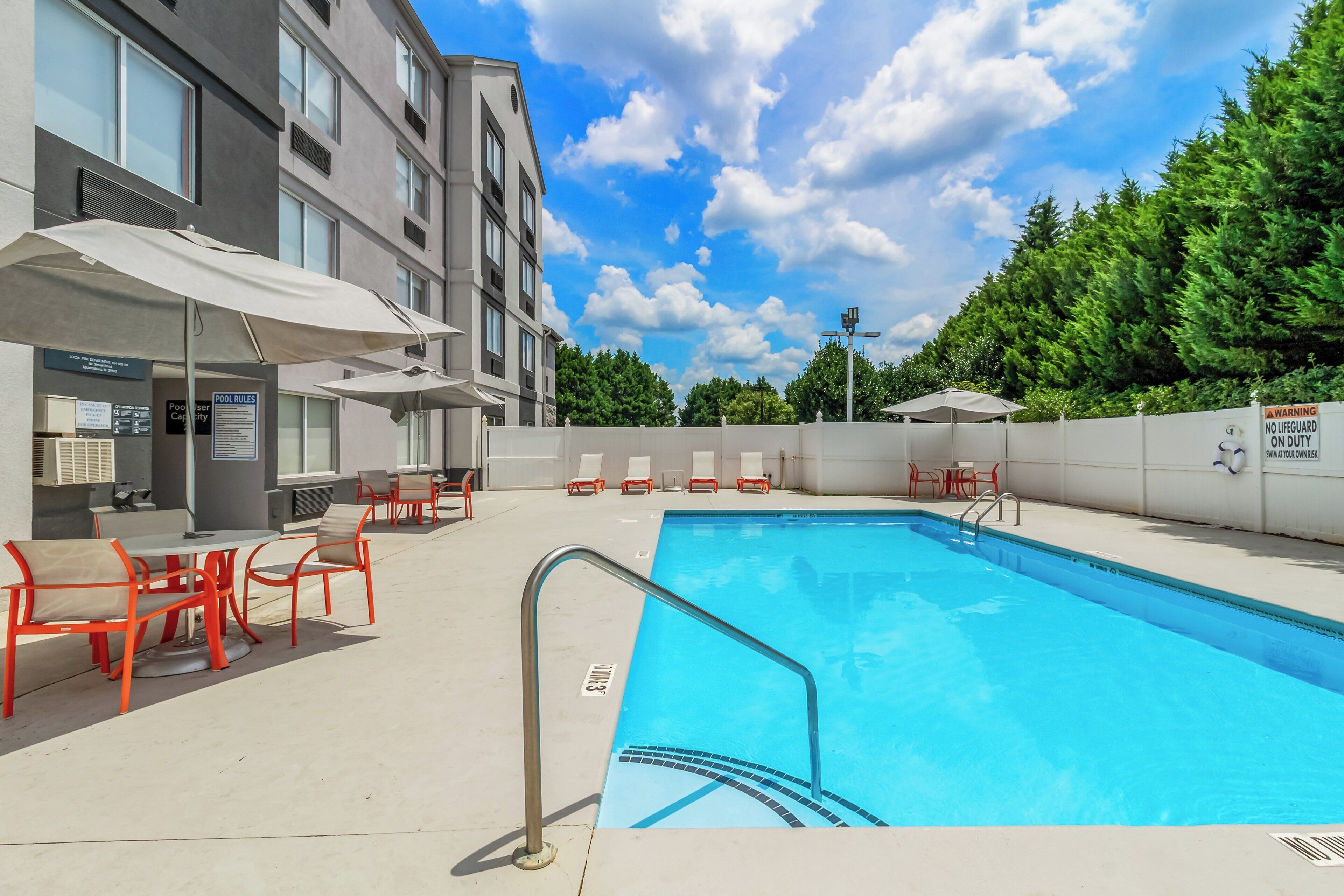 시즌별로 운영되는 야외 수영장