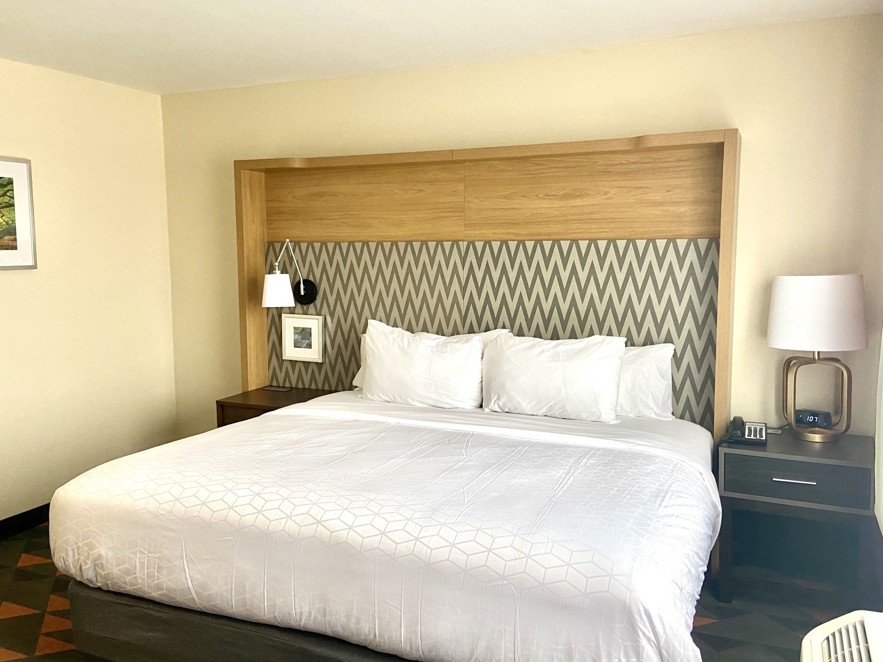 高档床上用品、羽绒被、加厚床垫、办公桌