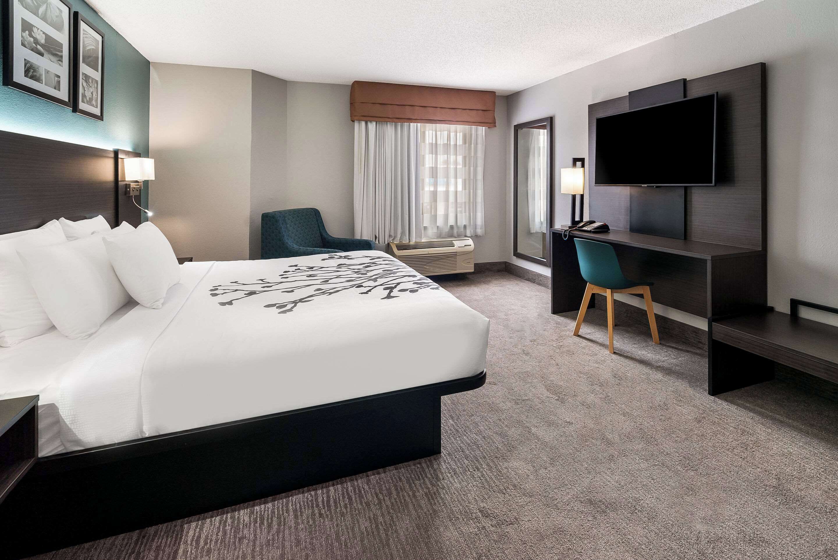 办公桌、笔记本电脑工作区、遮光窗帘、熨斗/熨衣板