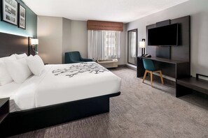 Skrivbord, arbetsyta för laptop och mörkläggningsgardiner