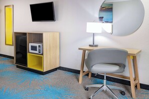 Standard Room, 1 King Bed Non Smoking | In-room safe, iron/ironing board, rollaway beds, free WiFi