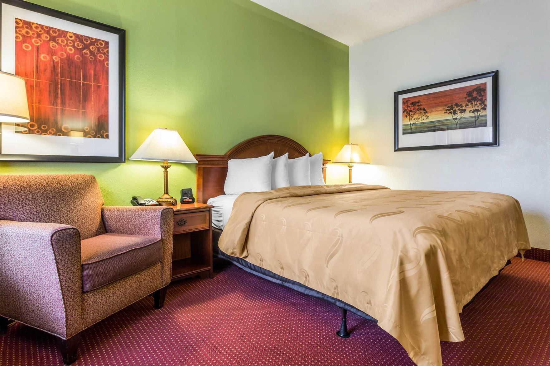 Värdeförvaringsskåp på rummet, skrivbord och strykjärn/strykbräda