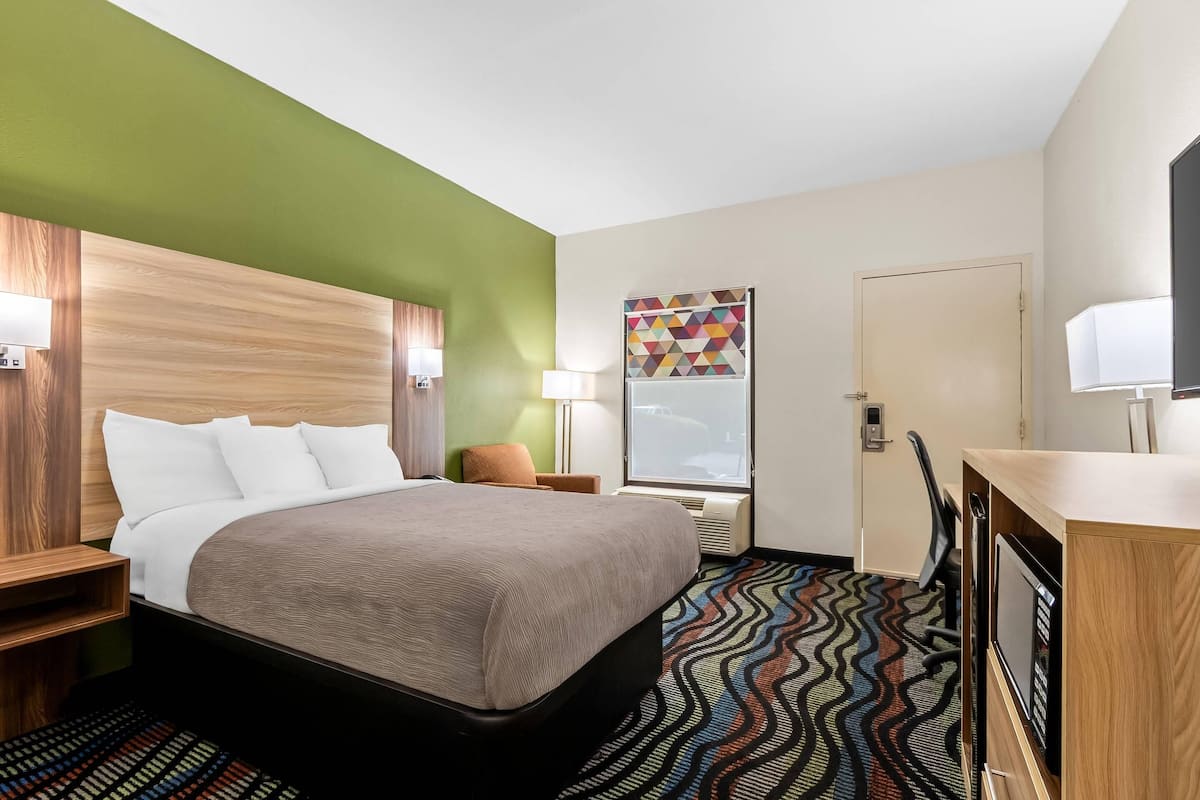 Standard Room, 1 Double Bed, Accessible, Non Smoking | In-room safe, desk, iron/ironing board, WiFi (free)