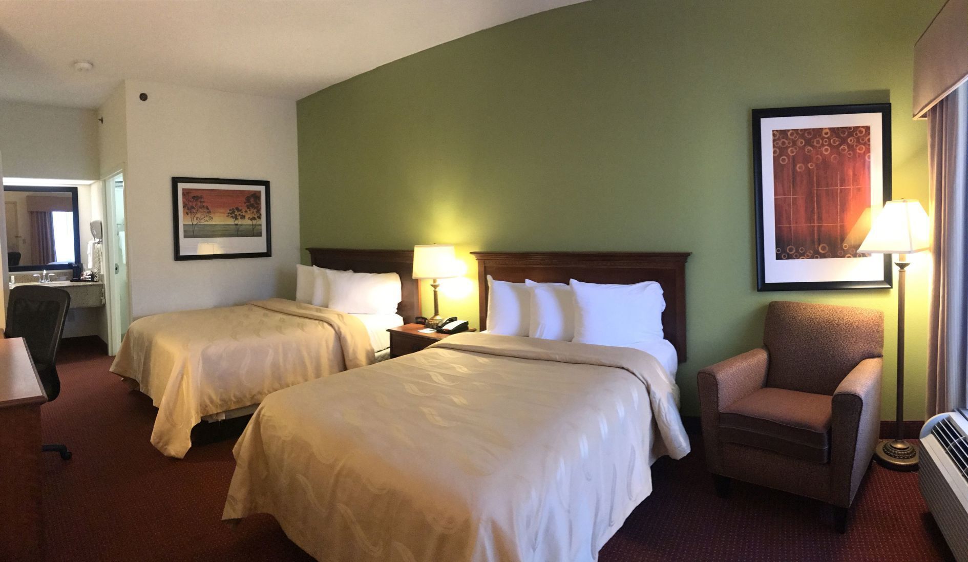 Värdeförvaringsskåp på rummet, skrivbord och strykjärn/strykbräda