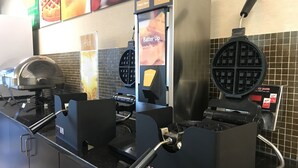 Una máquina para hacer gofres con pantalla digital y un botón pulsador.