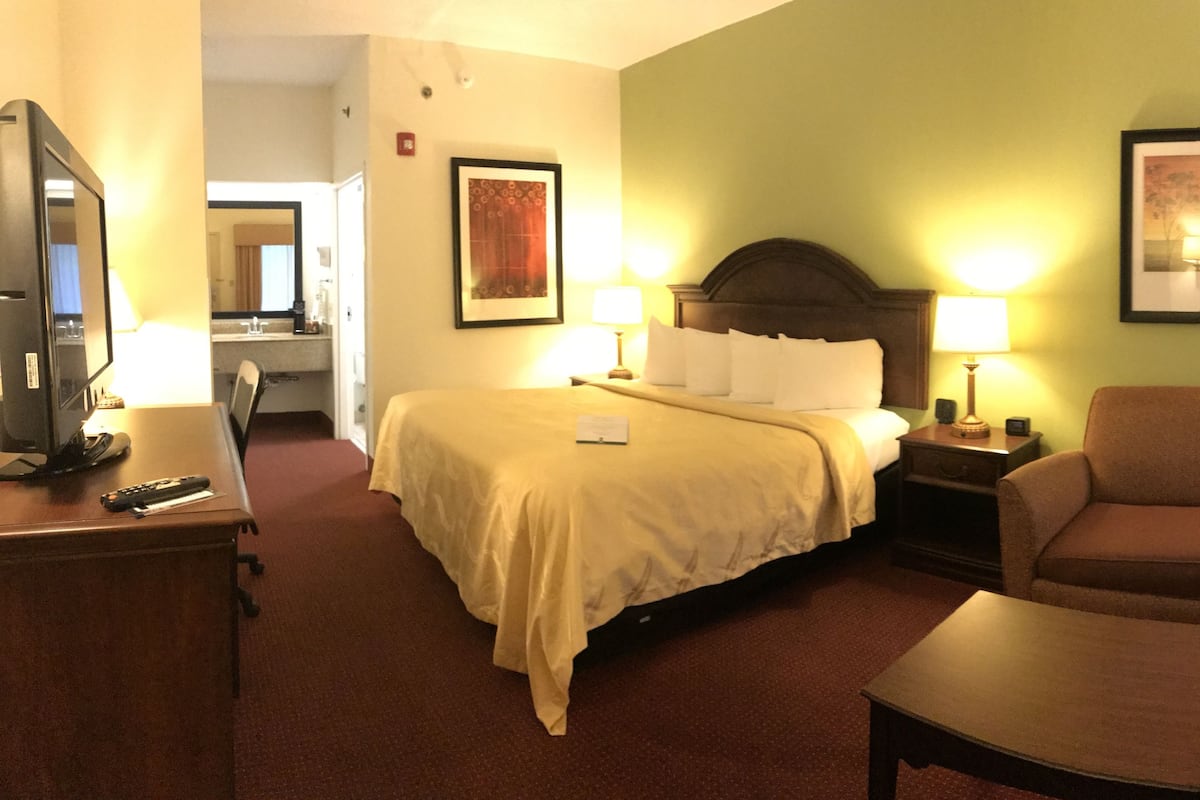 Standard Room, 1 Katil Raja (King) dengan Katil Sofa, Non Smoking (1 Person Sofa Bed) | Peti besi dalam bilik, meja, seterika/papan seterika, Wi-fi percuma