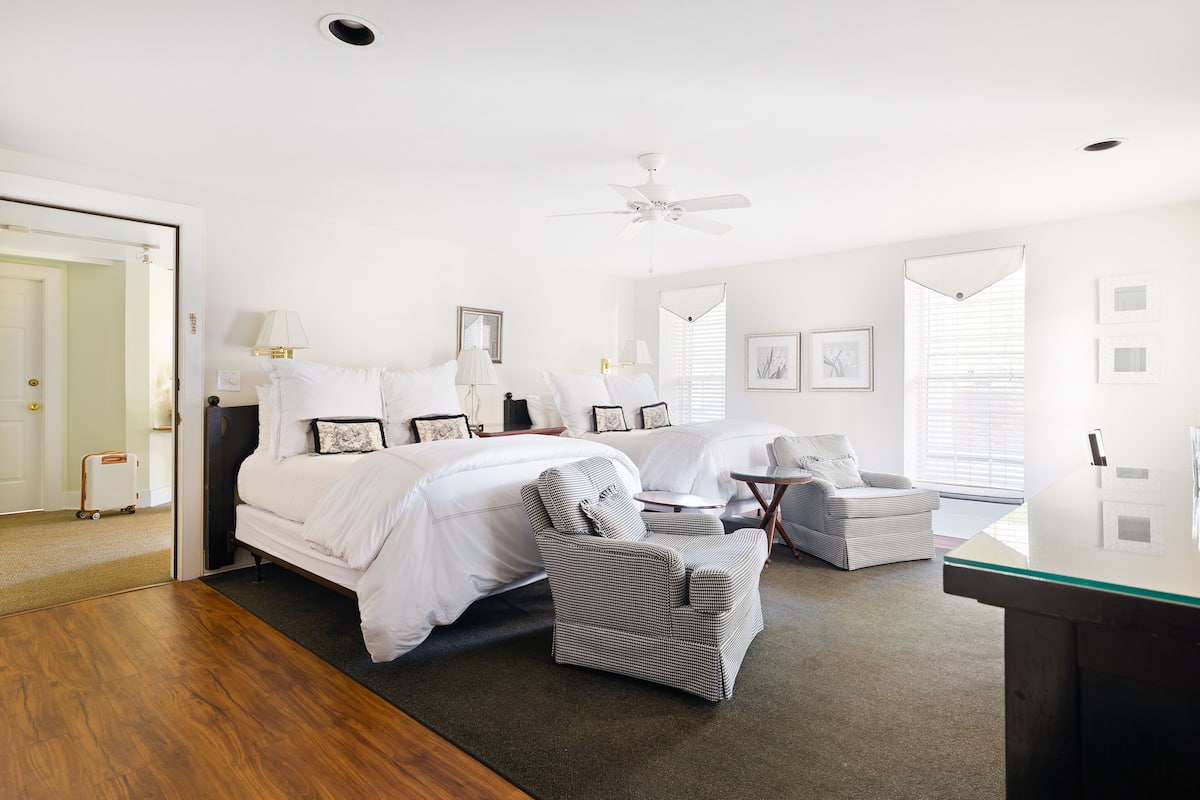 Room 8, Two Double Beds | Literie de qualité supérieure, décoration personnalisée