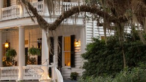 A historic building with a balcony, columns, and a sign indicating it is The Rhetto House Inn. - Rhett House Inn (Beaufort)