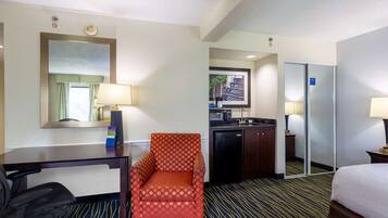 Habitación, 1 cama King size y sofá cama (Large Room, Shower Only) | Sábanas de algodón egipcio, ropa de cama de alta calidad y edredón