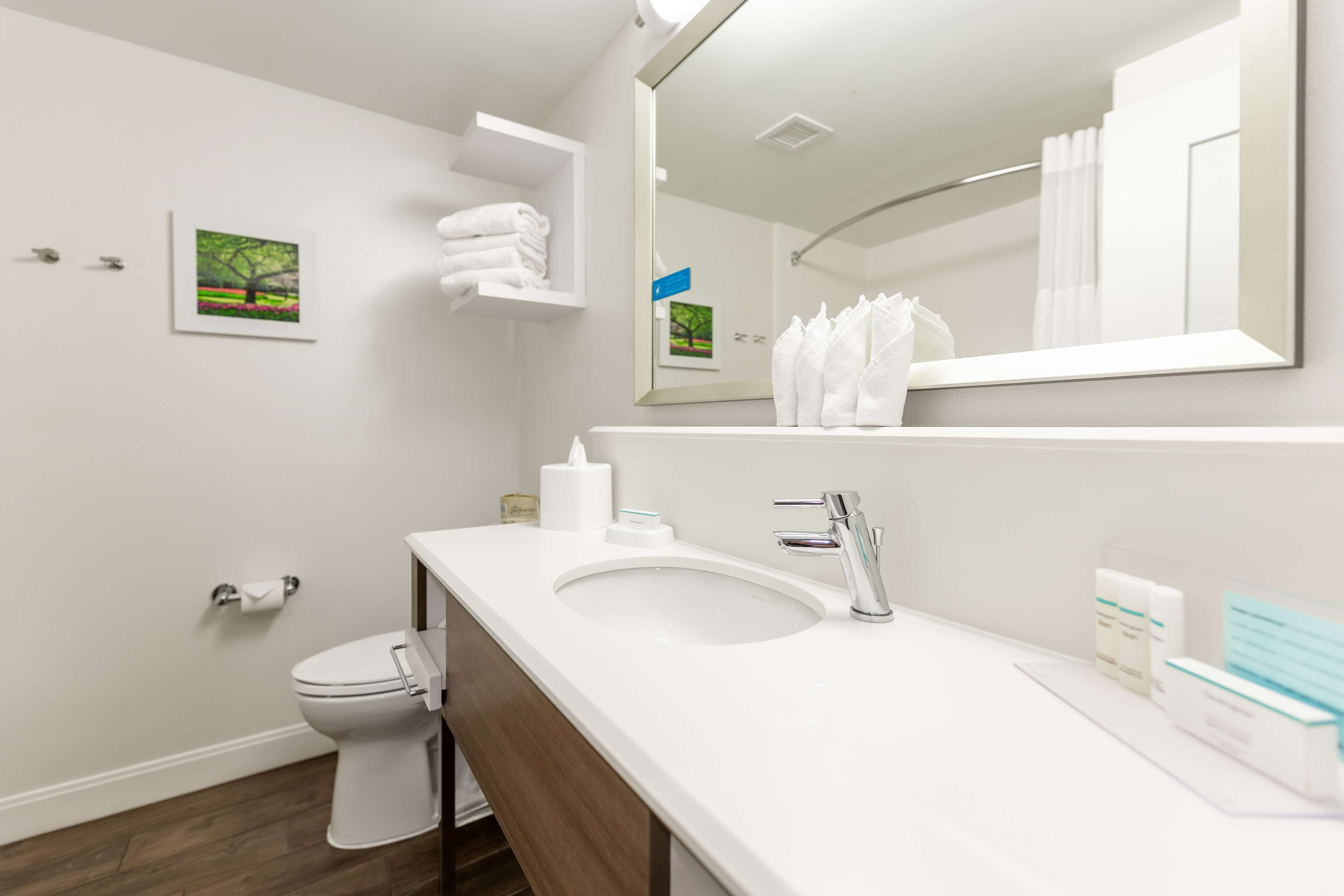 room, 2 queen beds, non smoking | bathroom | free toiletries, hair dryer, towels