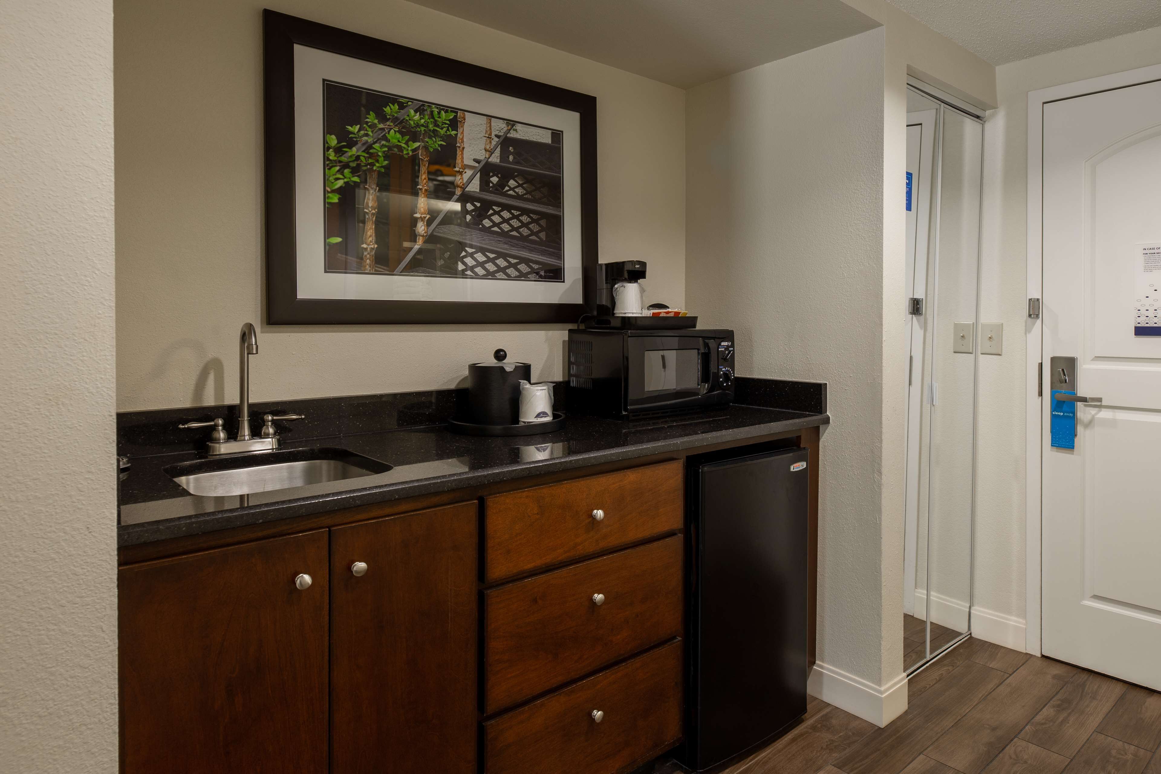 studio, 1 king bed, refrigerator & microwave (shower) | 1 bedroom, egyptian cotton sheets, premium bedding, down duvets