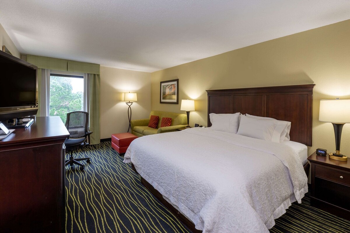 Egyptian cotton sheets, premium bedding, down comforters, in-room safe