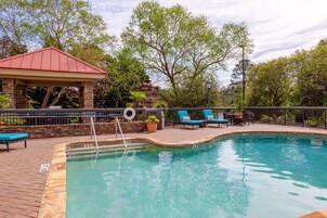 Outdoor pool, free cabanas, sun loungers
