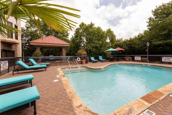 Outdoor pool, free cabanas, sun loungers