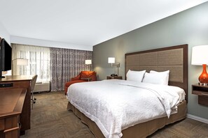 Safe på rommet, skrivebord, strykejern/-brett og barnesenger (inkludert)