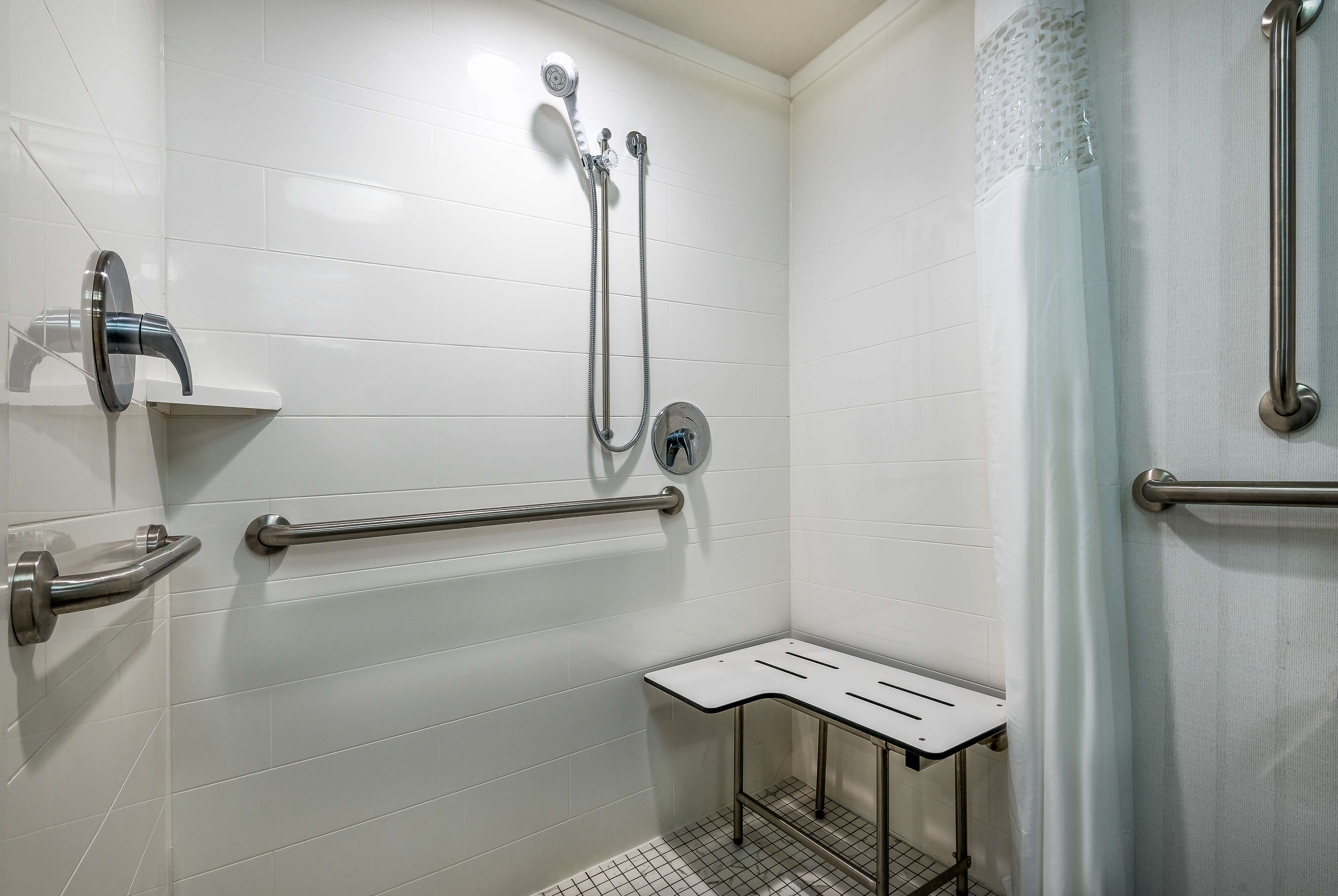 room, 1 king bed, accessible (roll-in shower) | bathroom | combined shower/bathtub, hair dryer