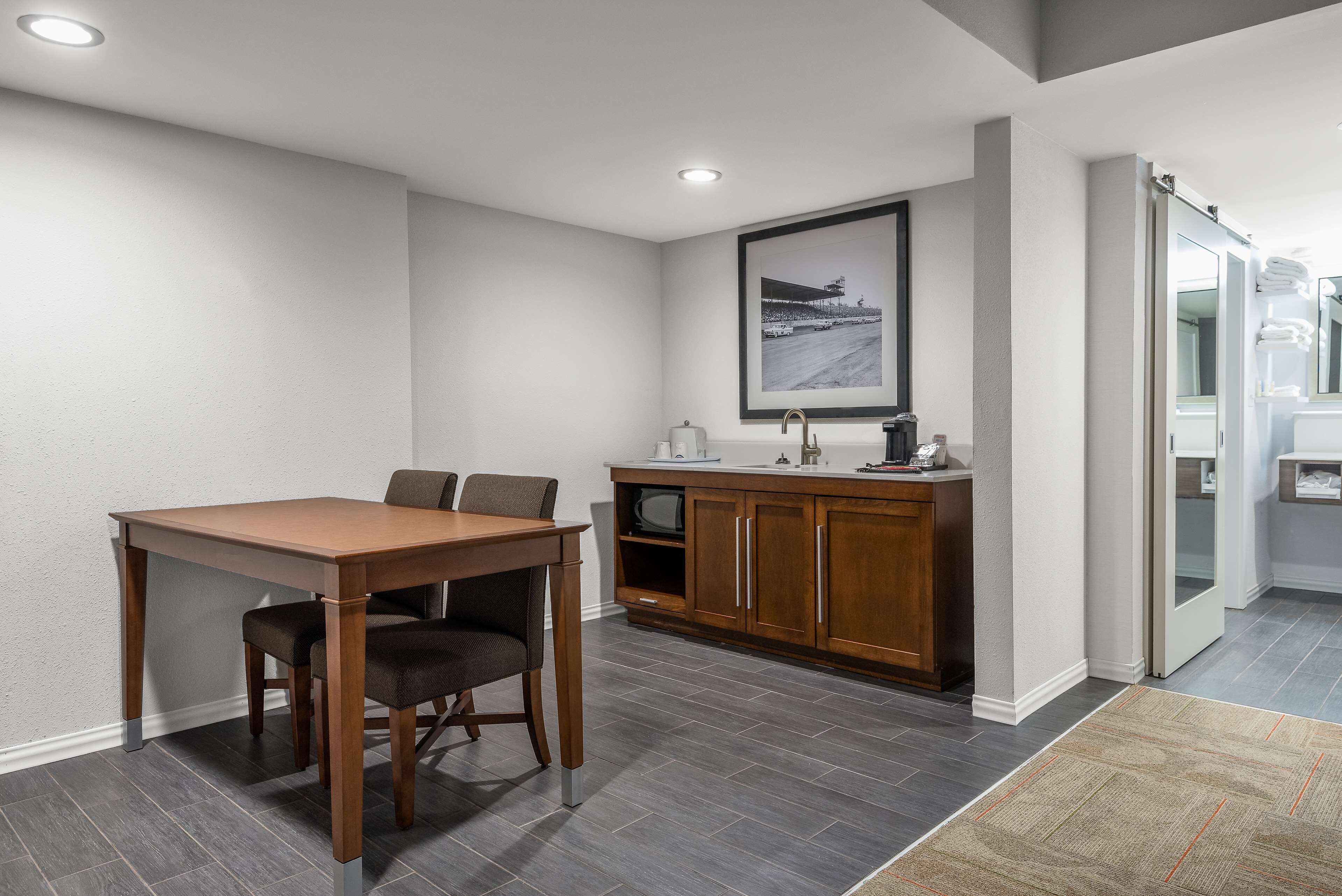 suite, 1 bedroom, non smoking | in-room safe, desk, iron/ironing board, free cots/infant beds