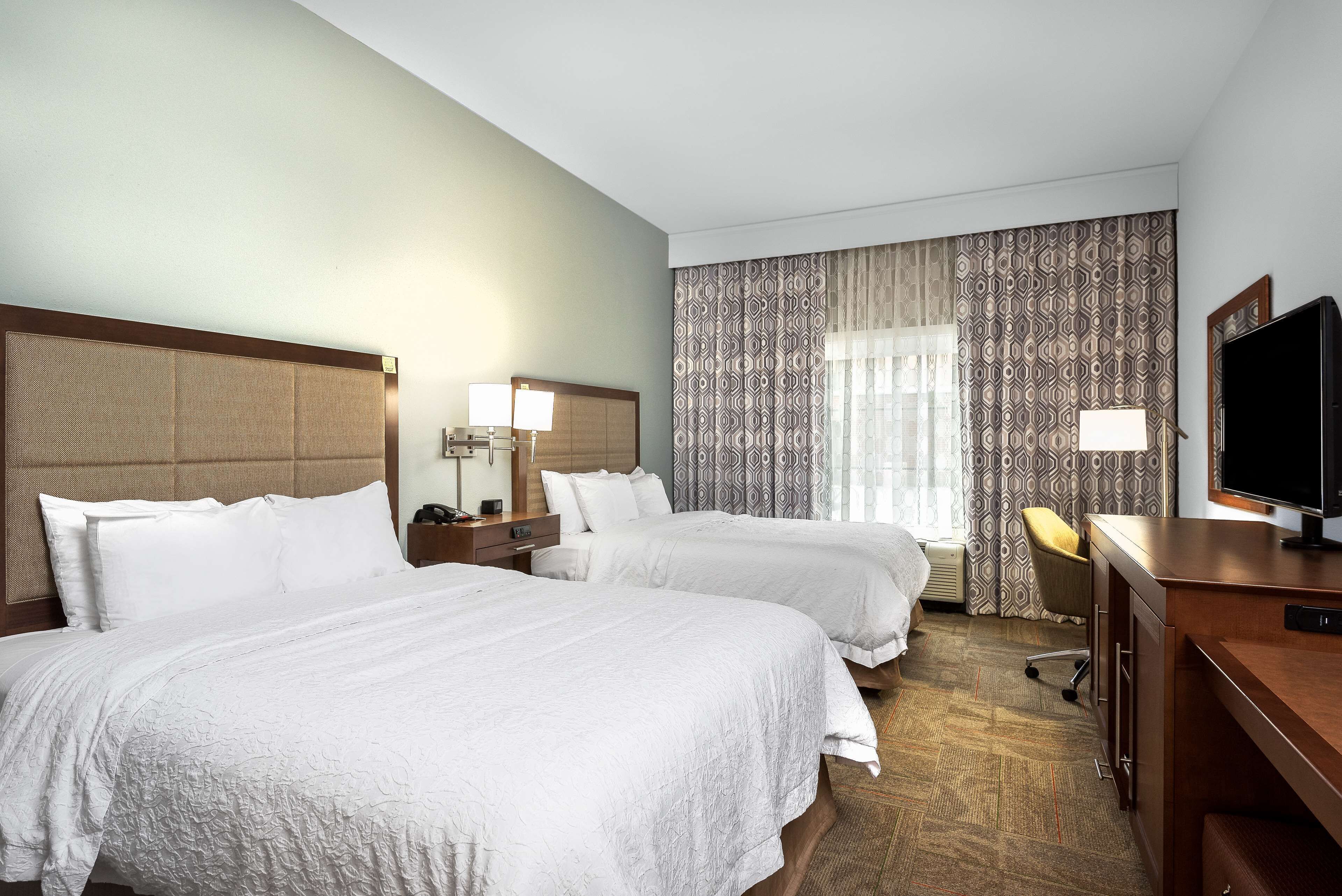 Caixa forta a l'habitació, escriptori i planxa i posts de planxar 