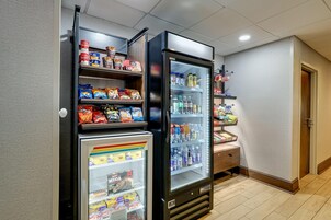 Máquina expendedora con aperitivos, bebidas y helados.