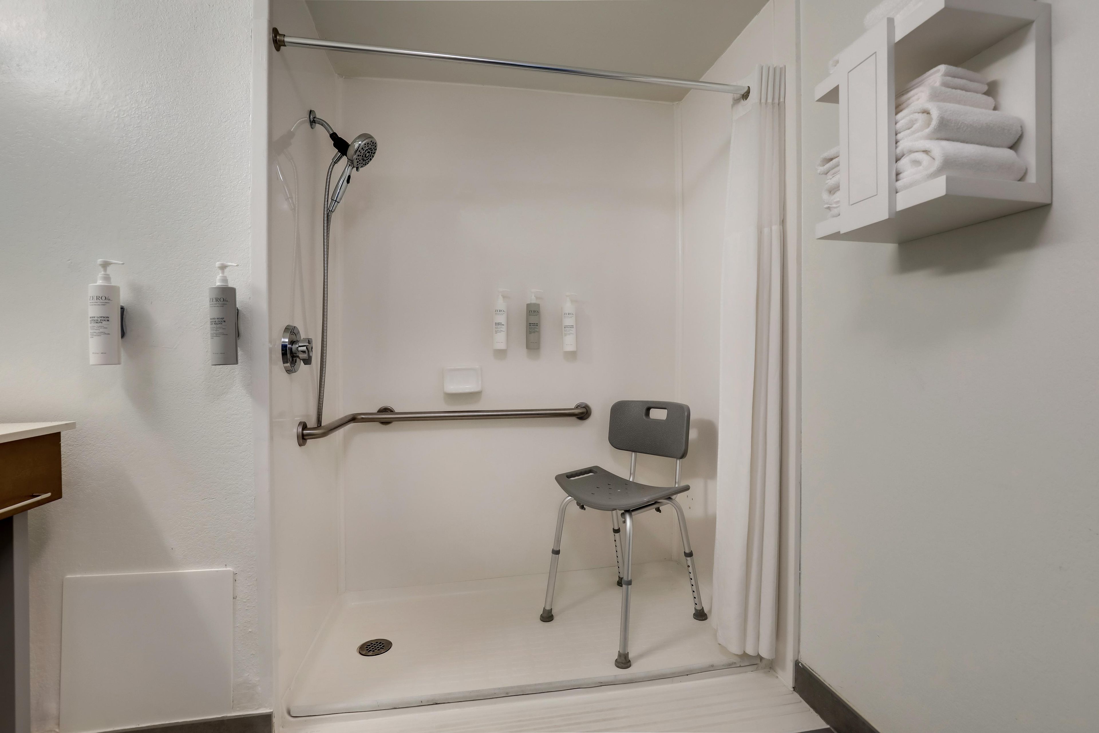 Badkamer met douche