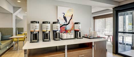 Een moderne koffiehoek met drie koffieautomaten, gelabeld: Decaf Roast, Light Roast en Dark Roast.