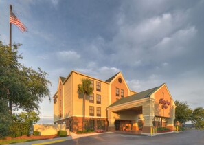 A hotel with a two-story structure, a covered entrance, and an American flag. - Hampton Inn Georgetown-Marina (Georgetown)