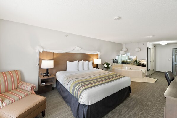 مكتب وستائر تعتيم ومكواة/لوح كي وأسرّة أطفال/رضّع (مجانًا)