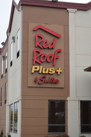 A building with a sign that reads 'Red Roof Plus 4 Suites'. - Red Roof Inn PLUS+ & Suites Chattanooga - Downtown (Chattanooga)