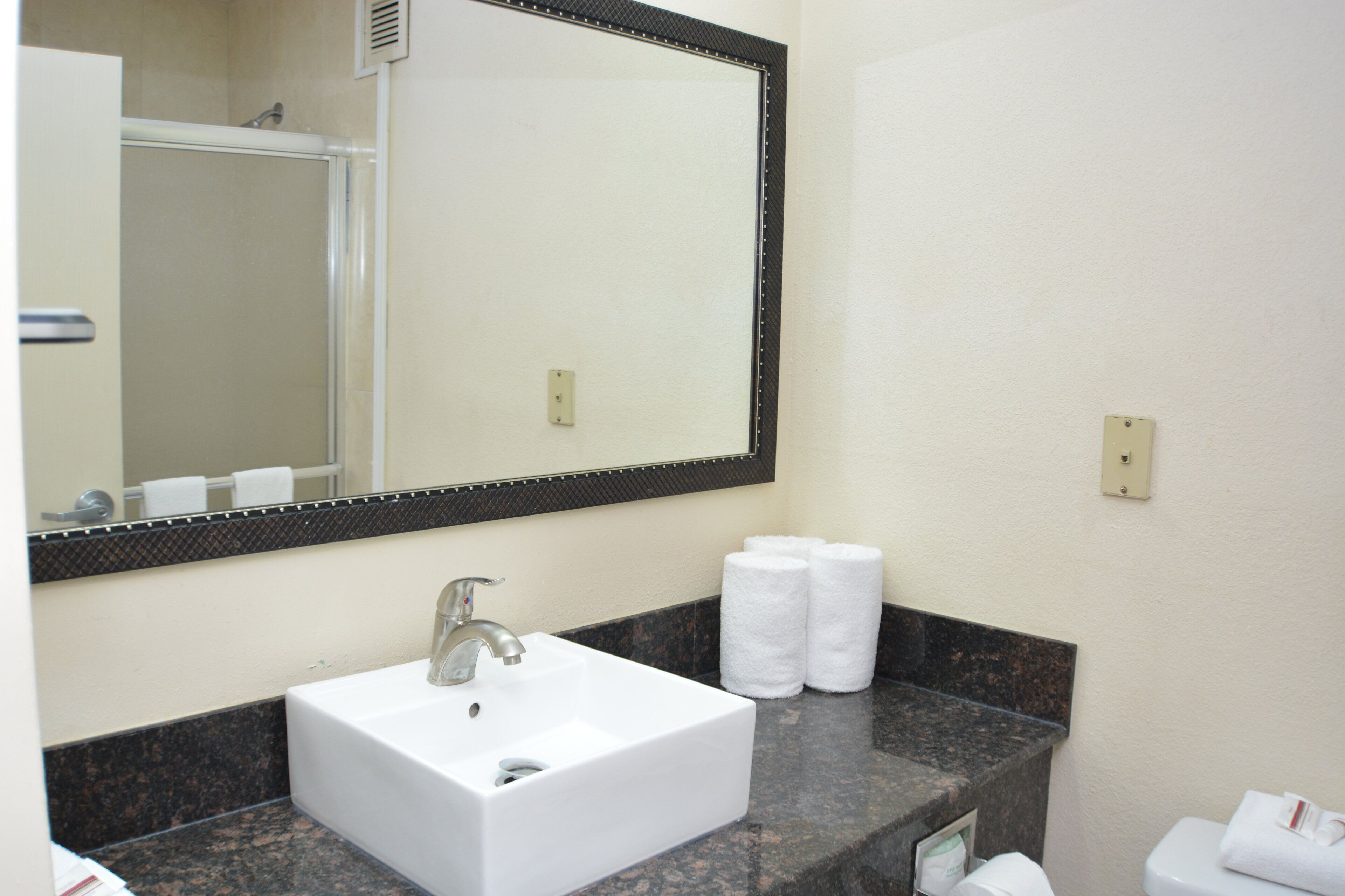 Combined shower/bathtub, free toiletries, hair dryer, towels