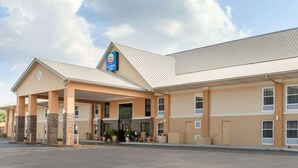A Comfort Inn hotel with a covered entrance, stone pillars, and a parking lot.