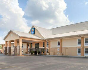 Un hôtel Comfort Inn doté d’une entrée couverte, de piliers en pierre et d’un parking.
