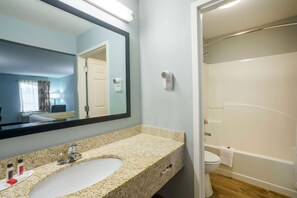 Combined shower/bathtub, free toiletries, hair dryer, towels