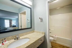 Bañera con ducha, artículos de tocador gratuitos, secador de pelo