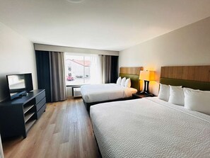 Muebles diferentes, escritorio y cortinas blackout