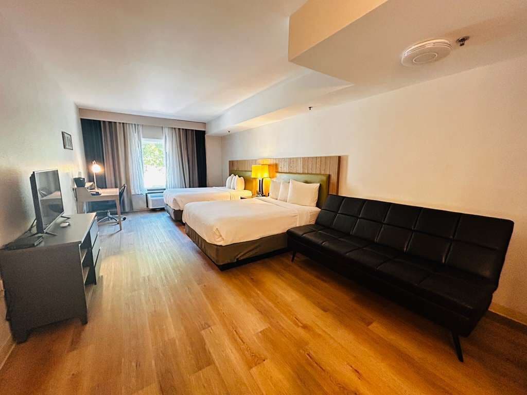 Deluxe Room | Individually furnished, desk, blackout curtains, iron/ironing board