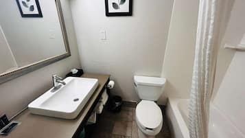 Kombinasi shower/bathtub dan perlengkapan mandi gratis