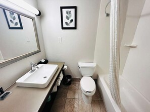 Combined shower/bathtub, free toiletries, hair dryer, towels