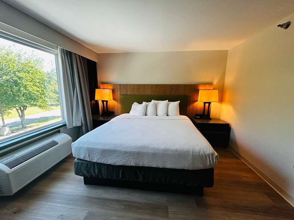 Muebles diferentes, escritorio y cortinas blackout 